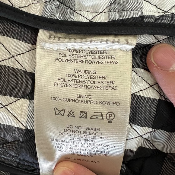 Classic Burberry quilted trench. Size 6 US. Loves but in fabulous shape. - Picture 3 of 7